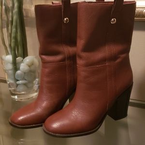 Nine West 👢 with gold accents..